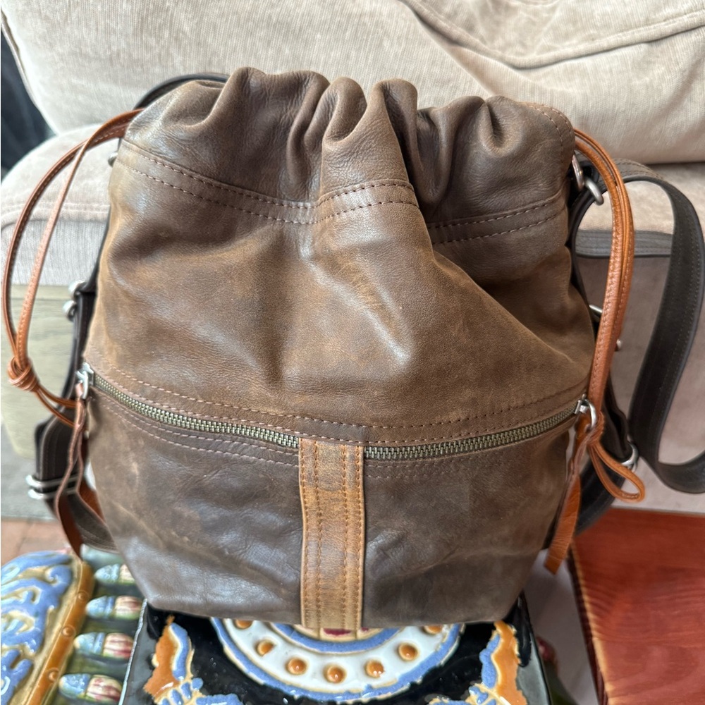 Rough and Tumble distressed espresso/ rustic pecan Train with 3 way LP strap - Picture 11 of 16